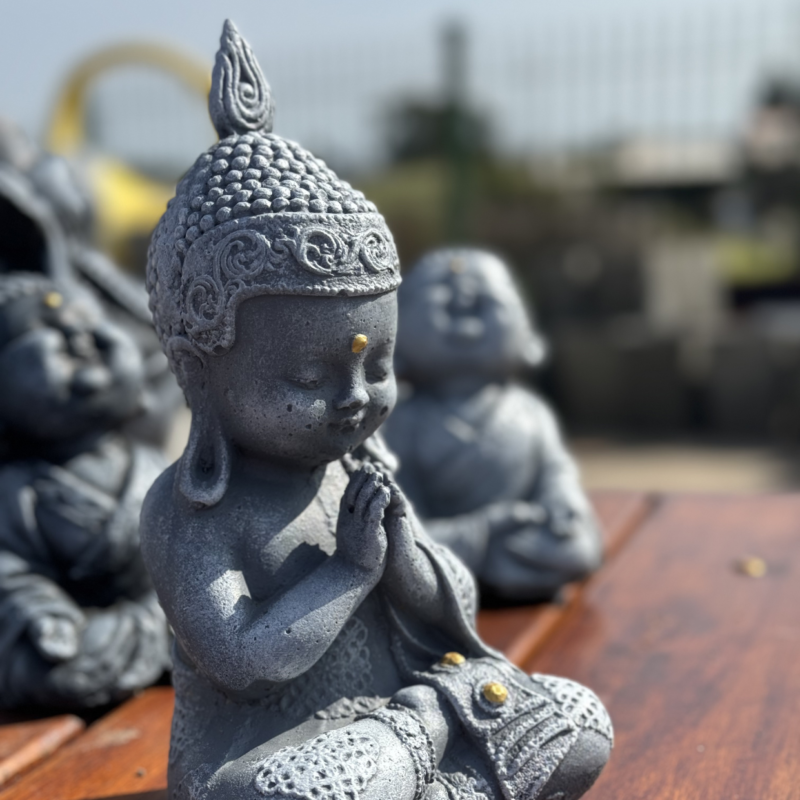 buda chiquito cruzado de piernas
