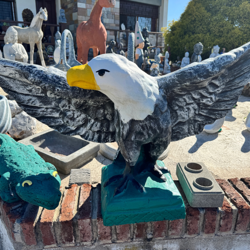 Aguila de piedra alas abiertas