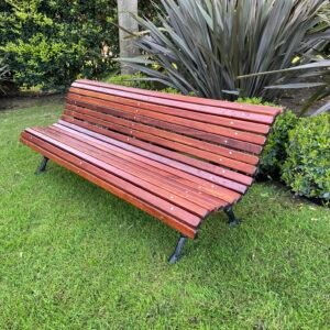 banco de madera rodeado de plantas
