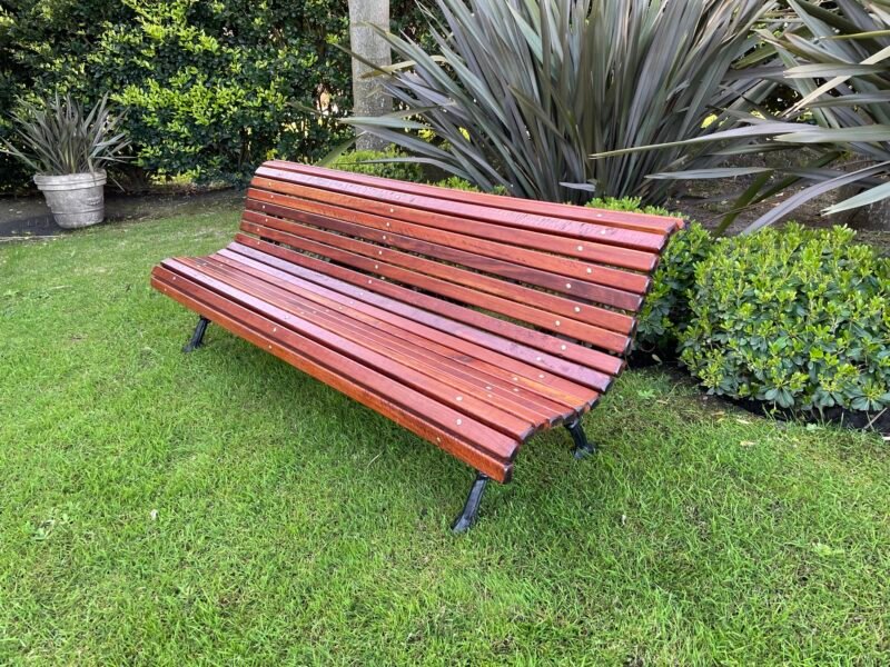 banco de madera rodeado de plantas