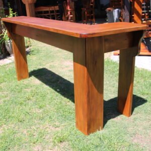 Mesa de bar en un jardín