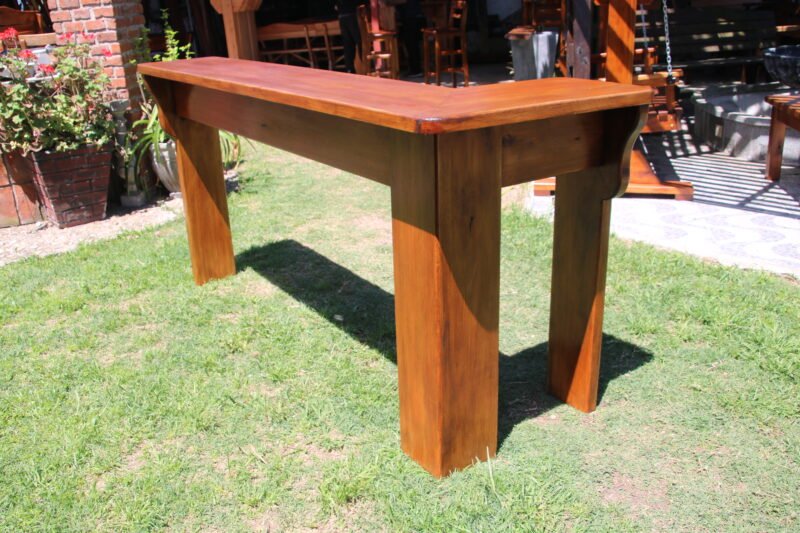 Mesa de bar en un jardín