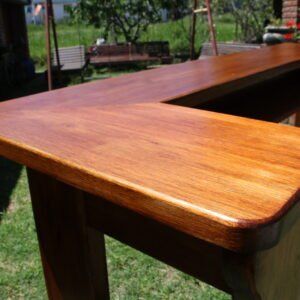 Mesa de bar en un jardín