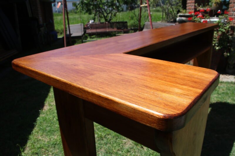 Mesa de bar en un jardín