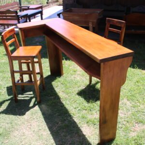 Mesa de bar con banquetas