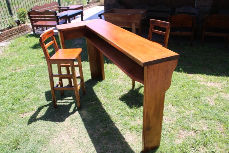 Mesa de bar con banquetas