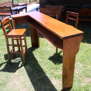 Mesa de bar con banquetas