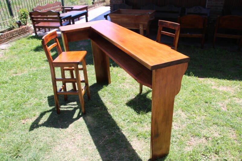 Mesa de bar con banquetas