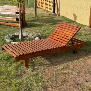 Reposera de madera en un jardín