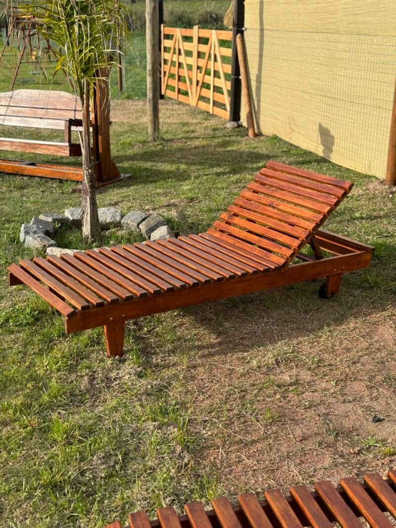 Reposera de madera en un jardín