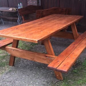 Mesa de madera con bancos de madera para barbacoa