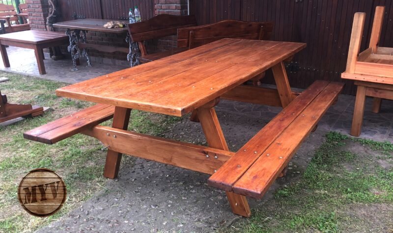 Mesa de madera con bancos de madera para barbacoa