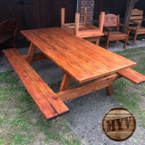 Mesa de madera con bancos de madera para barbacoa