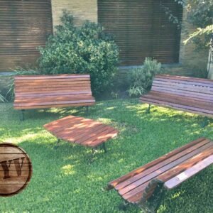 bancos de madera en ronda con una mesa de madera en el centro