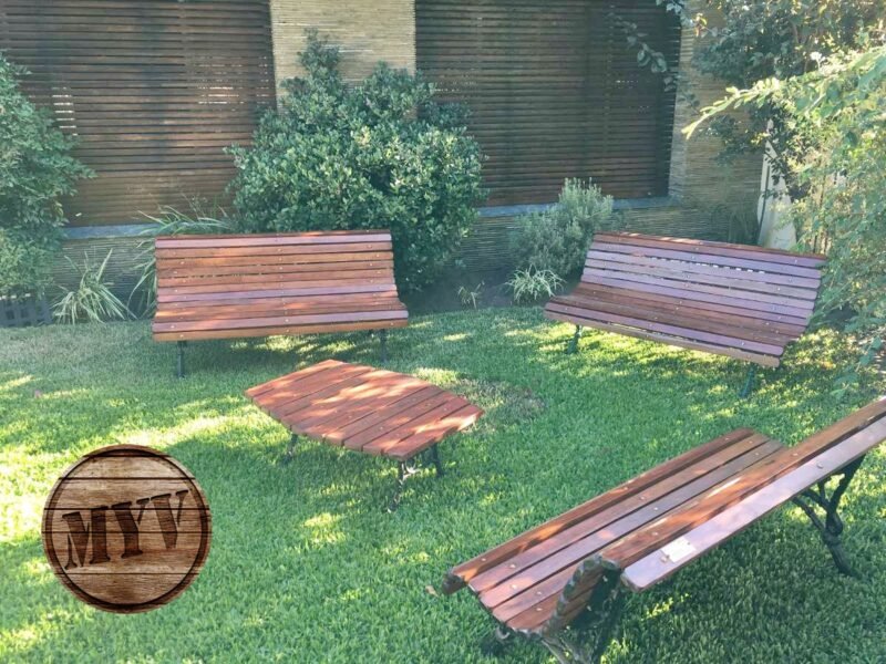 bancos de madera en ronda con una mesa de madera en el centro