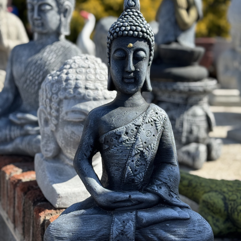 buda con corona sentado de piernas cruzadas