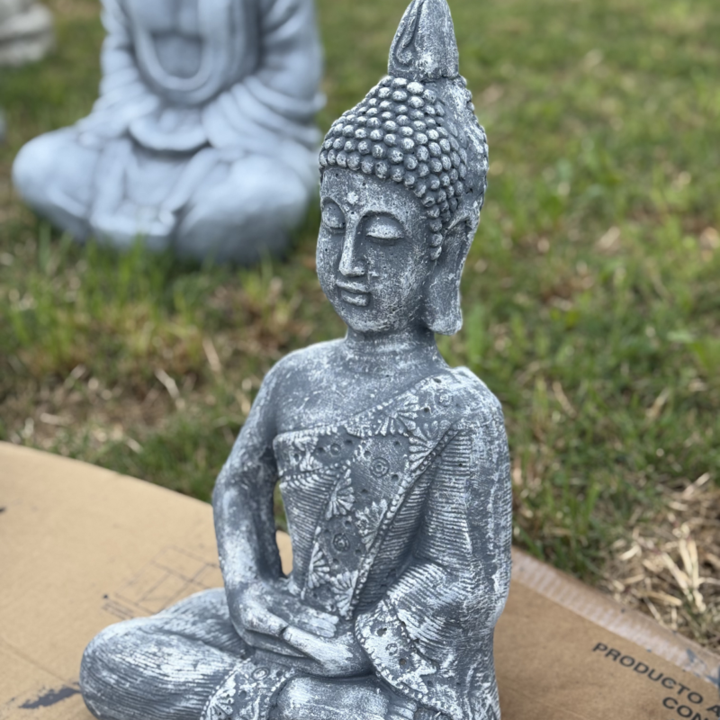 buda con corona sentado de piernas cruzadas