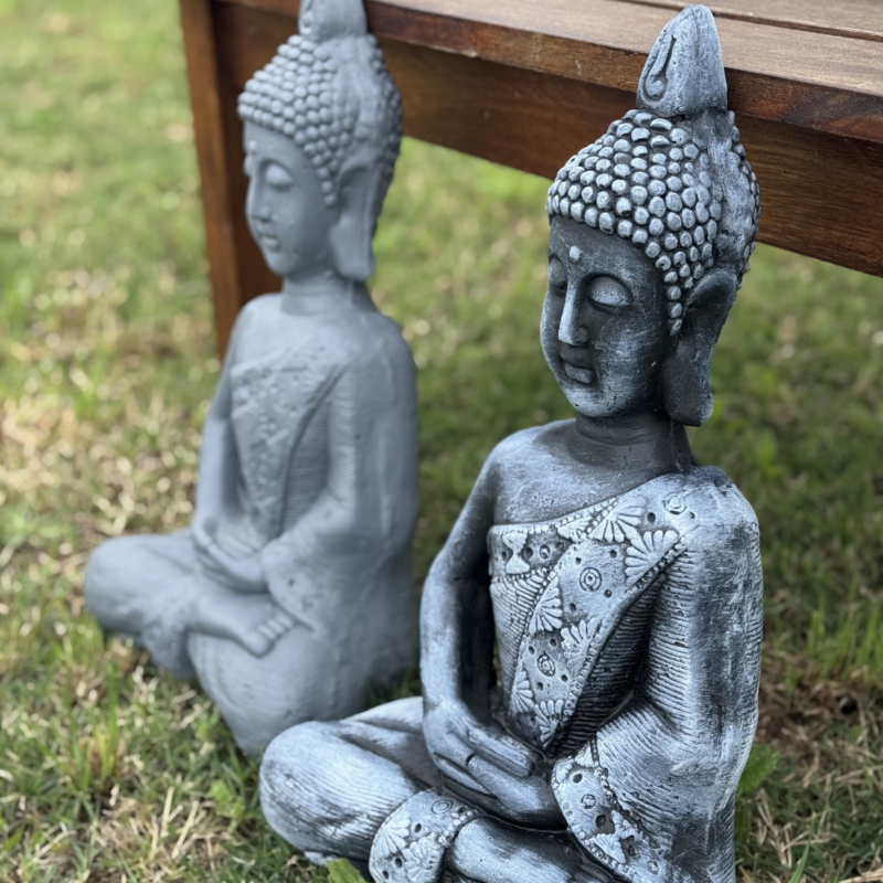 buda con corona sentado de piernas cruzadas