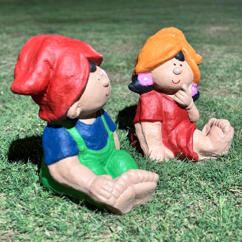 Estatua pareja de niños