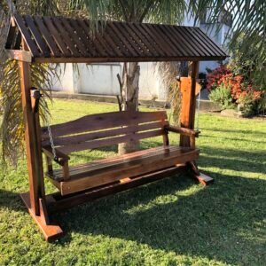 Hamaca de madera en un jardín.