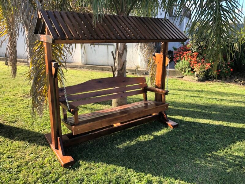 Hamaca de madera en un jardín.