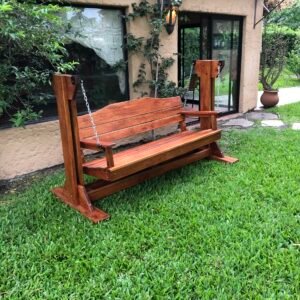 Hamaca de madera sin techo en un jardín