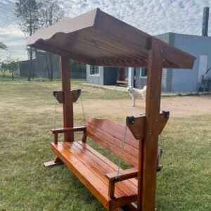 Hamaca de madera en jardín
