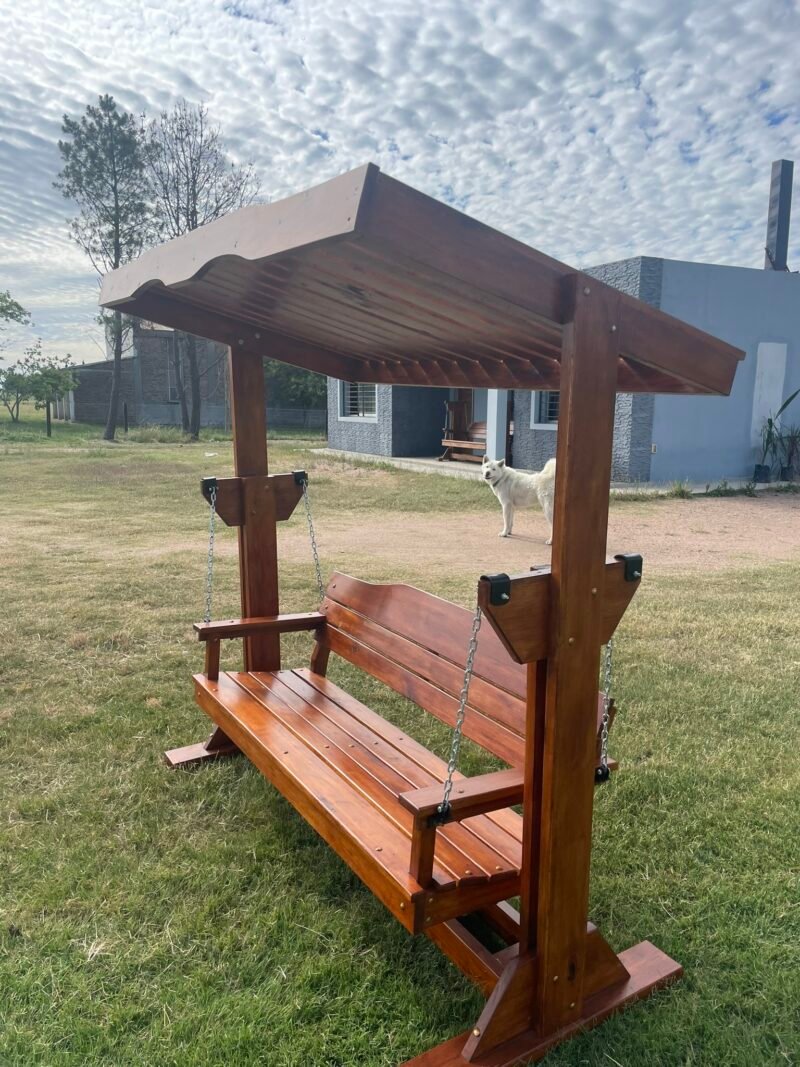 Hamaca de madera en jardín