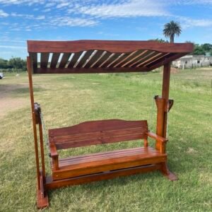 Hamaca de madera en jardín