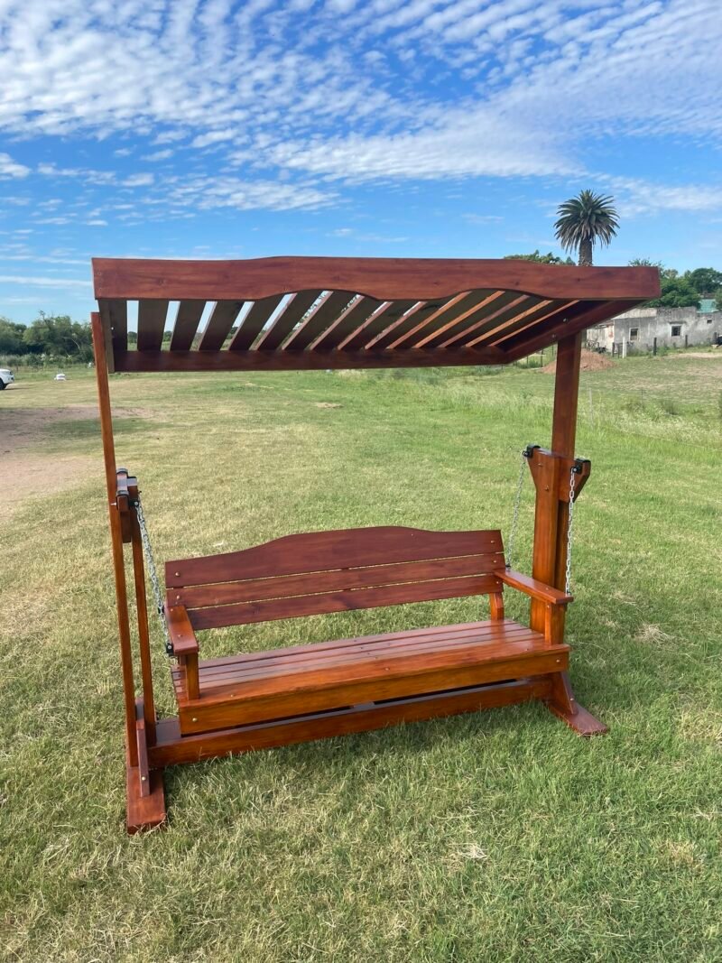 Hamaca de madera en jardín