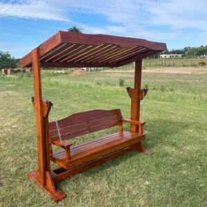 Hamaca de madera en jardín