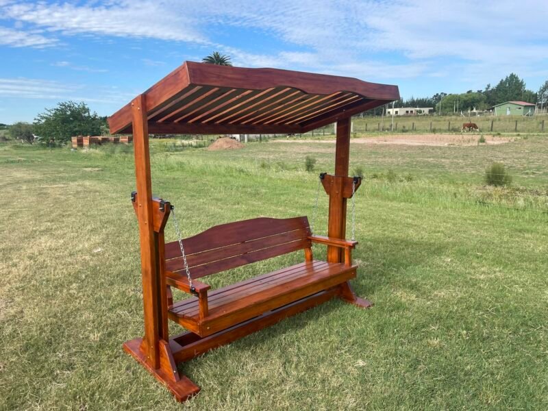 Hamaca de madera en jardín