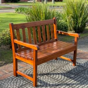 Sillon de madera en un jardín.