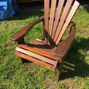 Sillón de madera en un jardín