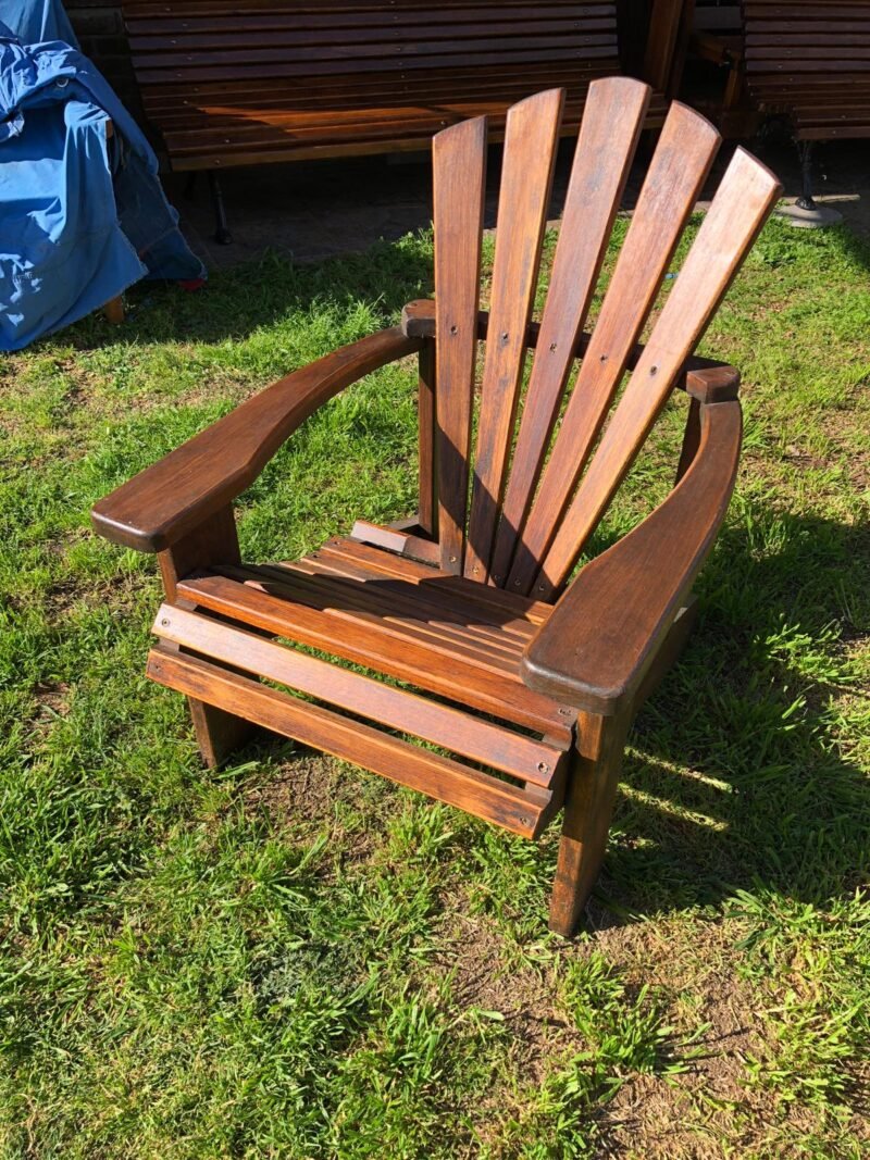 Sillón de madera en un jardín