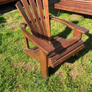 Sillón de madera en un jardín