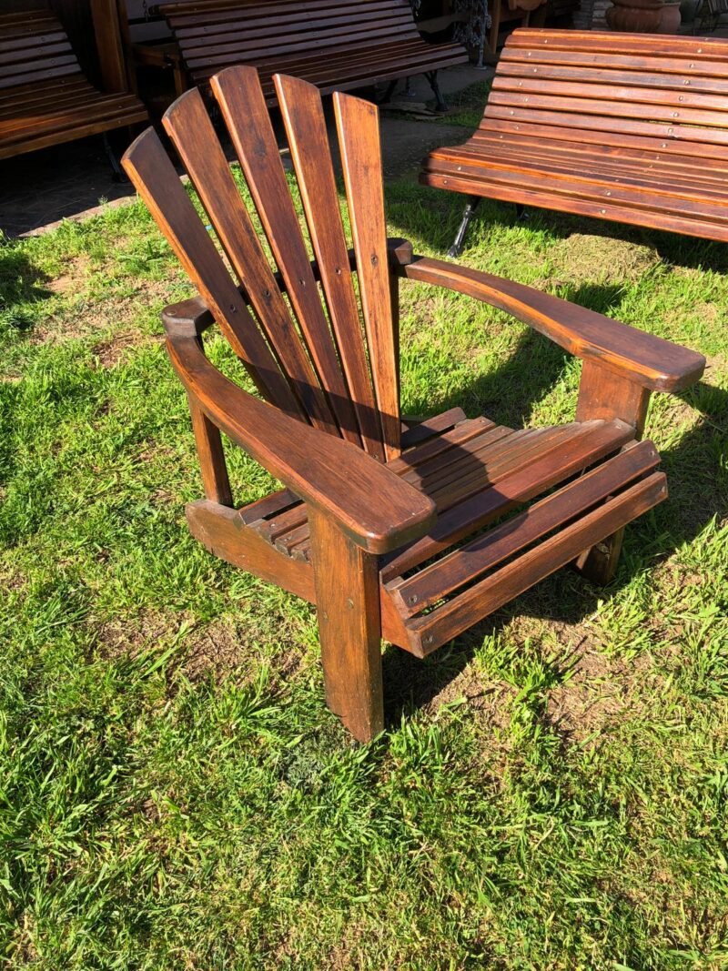 Sillón de madera en un jardín